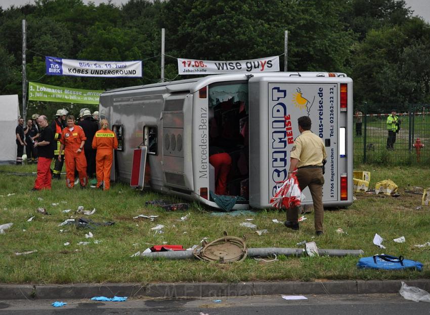 Schwerer Unfall mit Reisebus Lohmar Donrather Dreieck P411.JPG